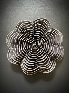 Armeria noire, sculpture murale florale contemporaine en porcelaine noire sculptée à la main