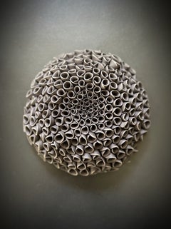 « Black Pamona », sculpture murale florale contemporaine en porcelaine noire sculptée à la main