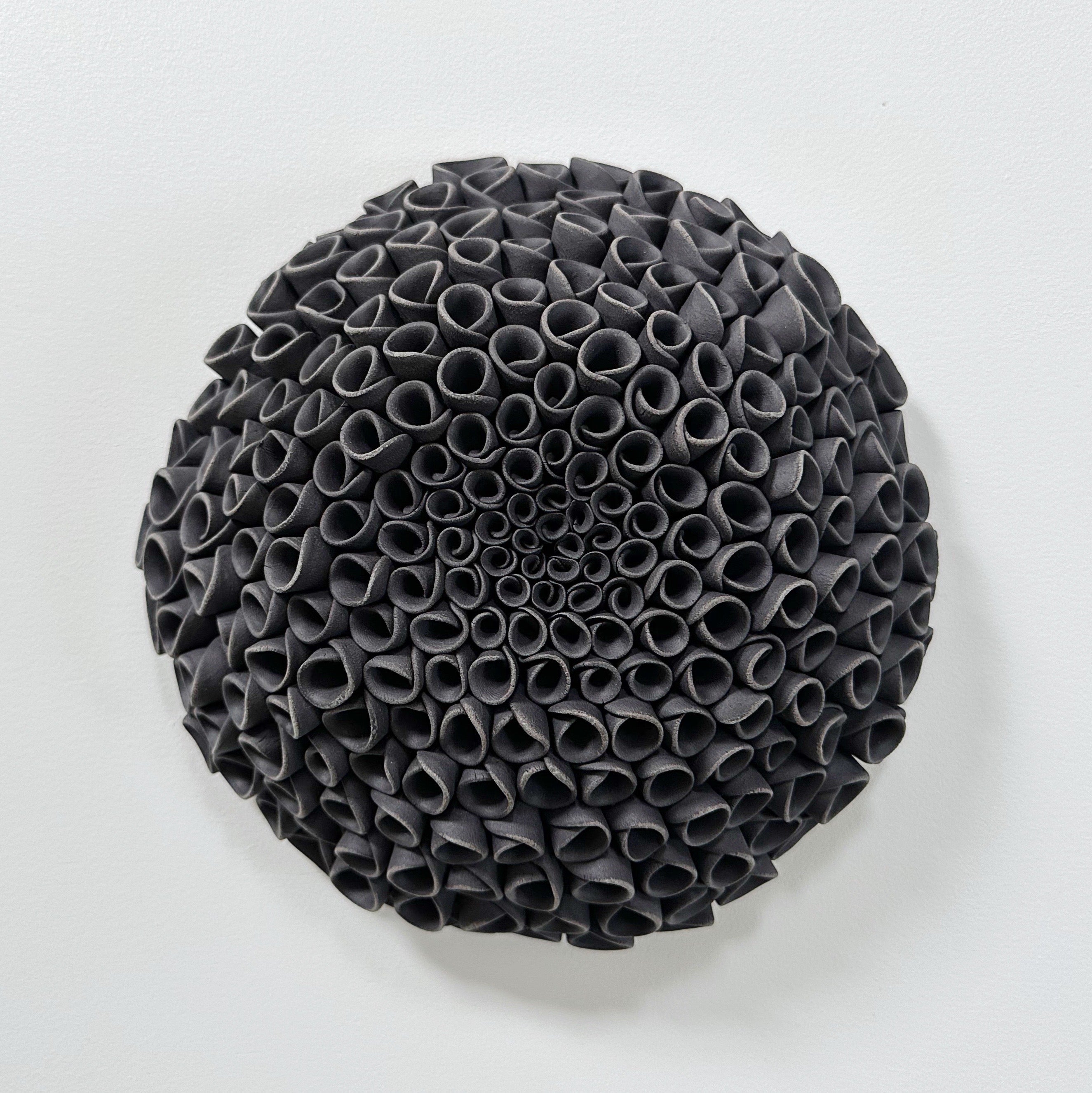 „Black Pamona“, moderne, handgeformte Wandskulptur aus schwarzem Porzellan mit Blumenmotiv – Art von Element Clay Studio
