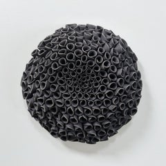 « Black Pamona », sculpture murale florale contemporaine en porcelaine noire sculptée à la main