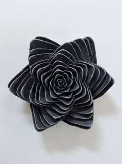 « Black Melantha », sculpture murale florale contemporaine en porcelaine noire sculptée à la main