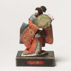 Hina-Ningyo. Bambola raffigurante una musicista, periodo Edo, gofun, seta, legno e paglia, 33 cm