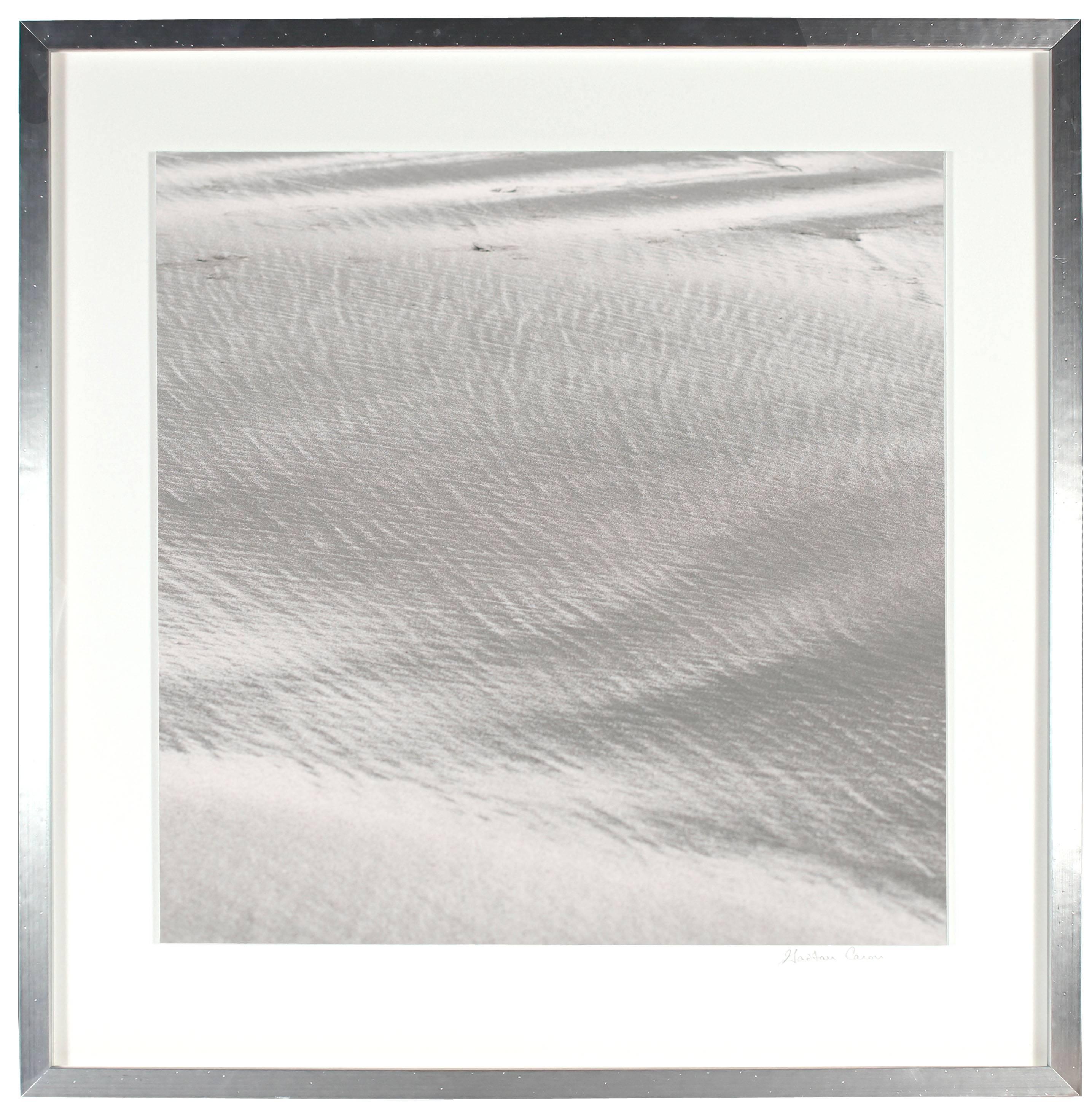 « Texture 10 : Shell Dust », photographie de Mendocino, Californie, 2015 - Gris Landscape Photograph par Gaétan Caron