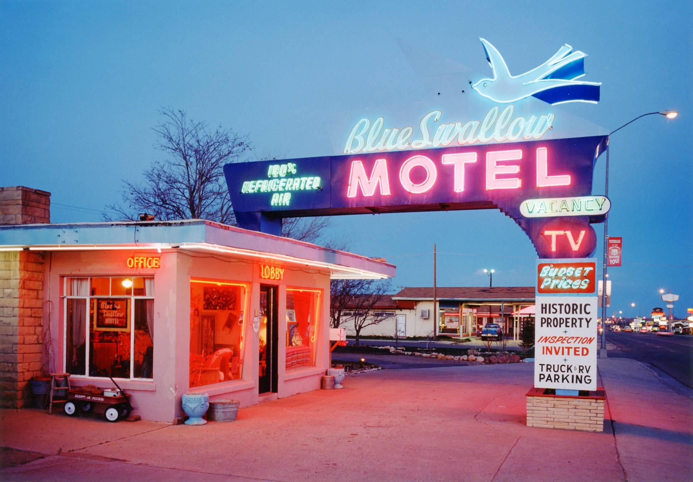 Color Photograph David Graham - Motel Blue Swallow, Tucumcari, Nouveau-Mexique