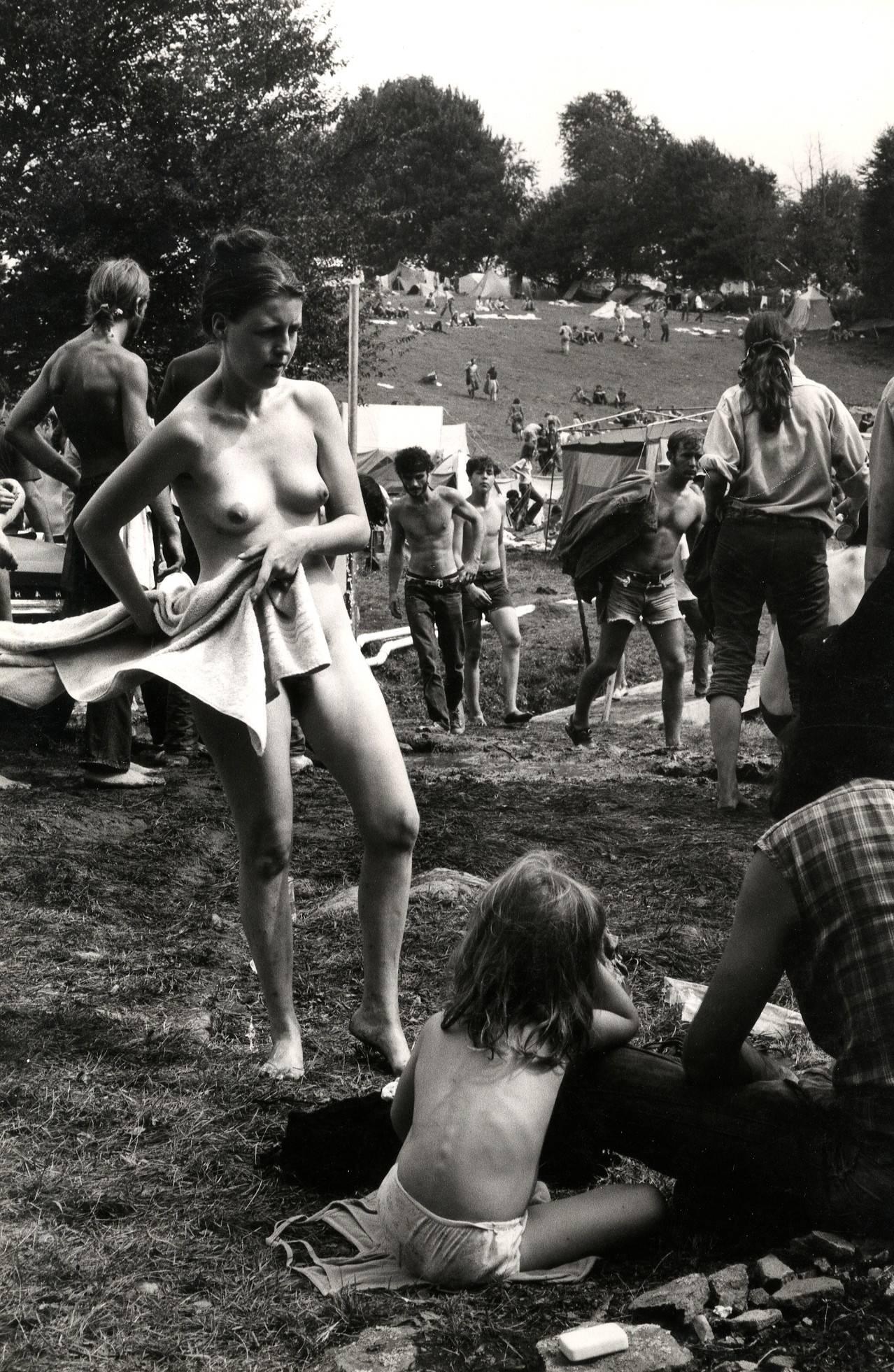 Burk Uzzle Black and White Photograph – Woodstock (Kind mit nackter Frau)