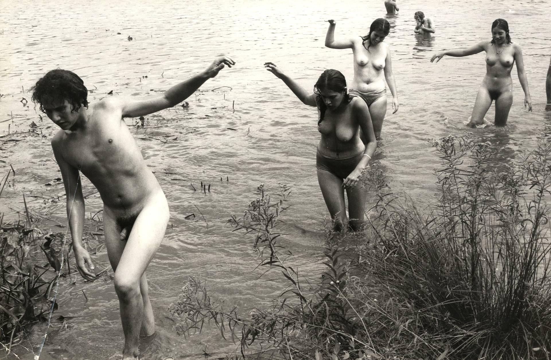Burk Uzzle Black and White Photograph – Woodstock (Nacktbadende)
