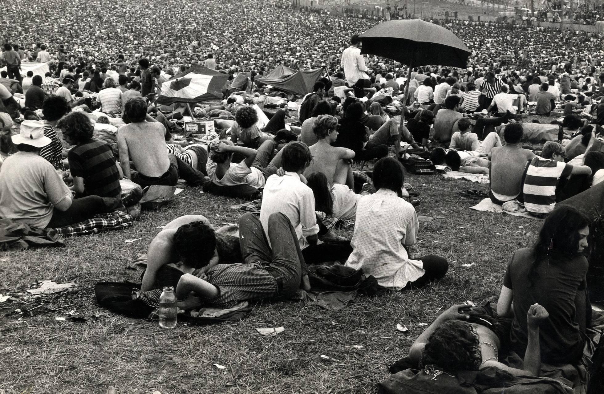Black and White Photograph Burk Uzzle - Woodstock (foule)