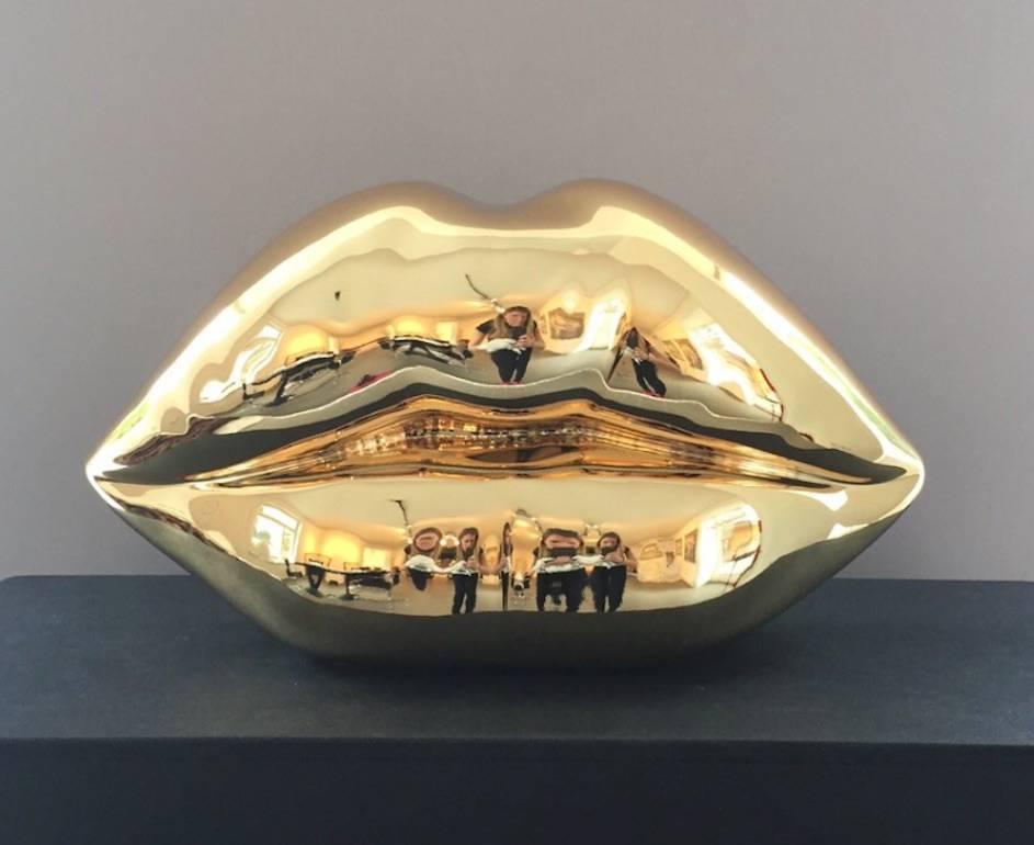 The Kiss (24 Carat Gold) - Sculpture by Niclas Castello