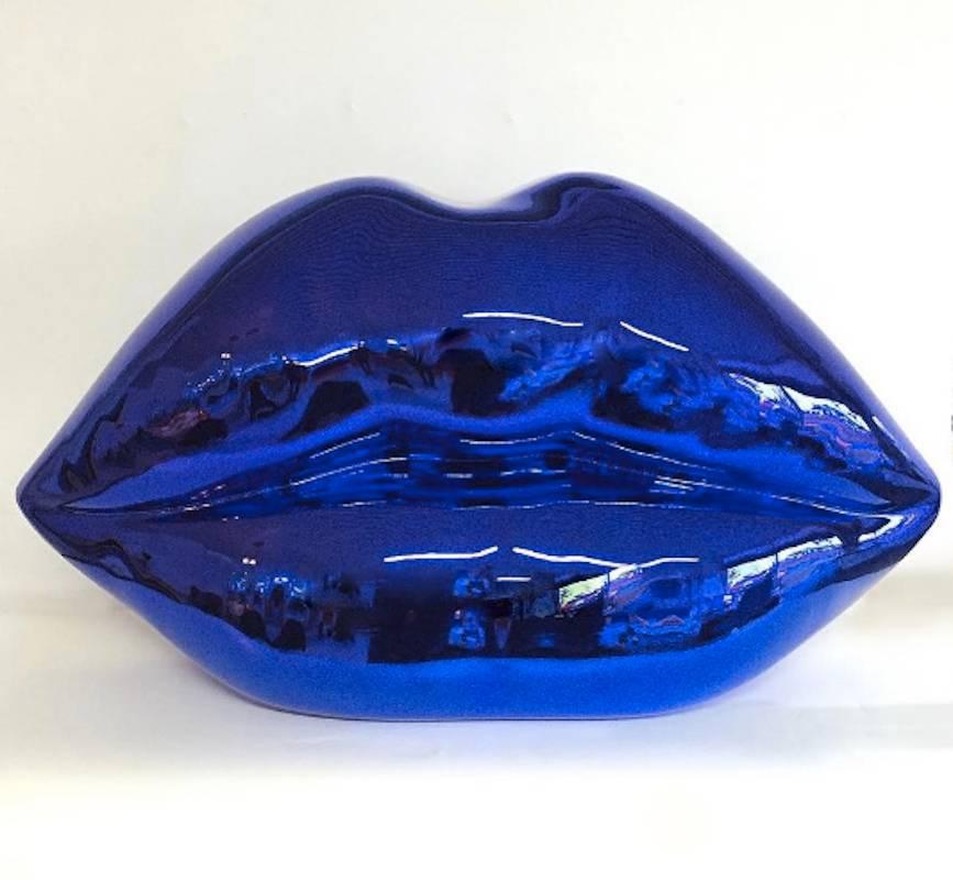 Niclas Castello Still-Life Sculpture - The Kiss (Blue)