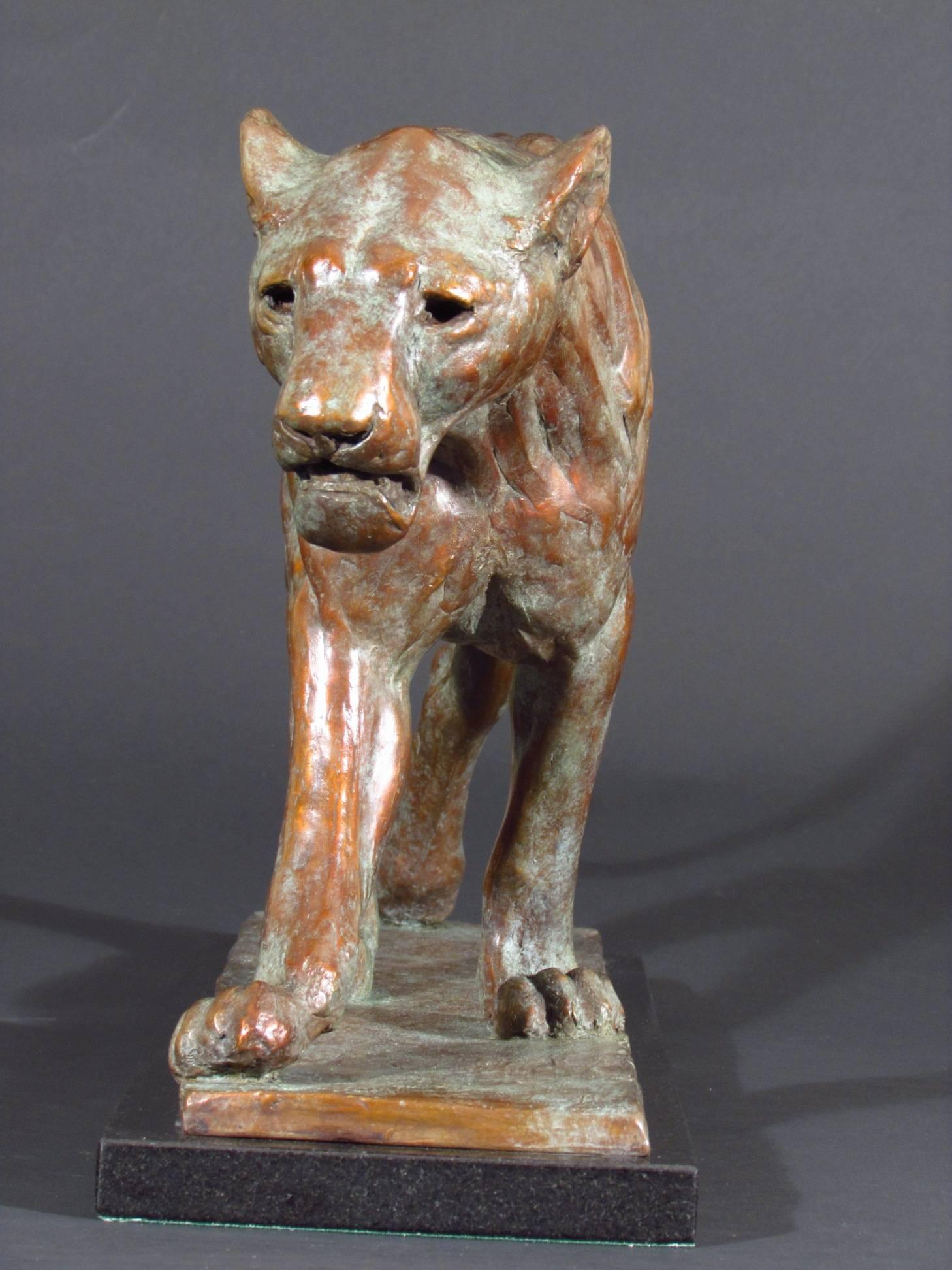 Robert Glen Still-Life Sculpture – Gehende Löwin