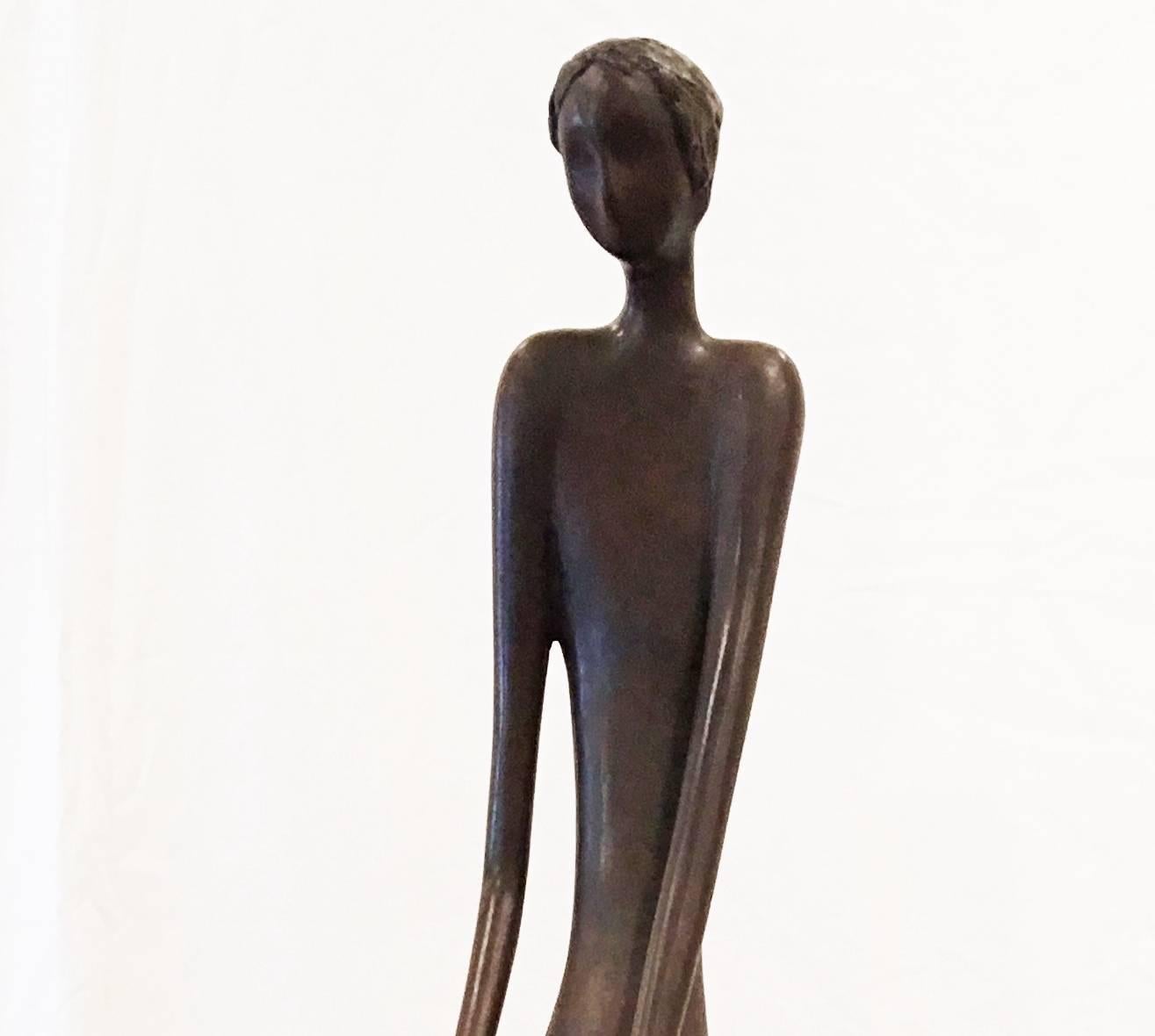Mann auf Hocker, Bronzeskulptur – Auflage 7 von 25 Stück – Sculpture von Ruth Bloch