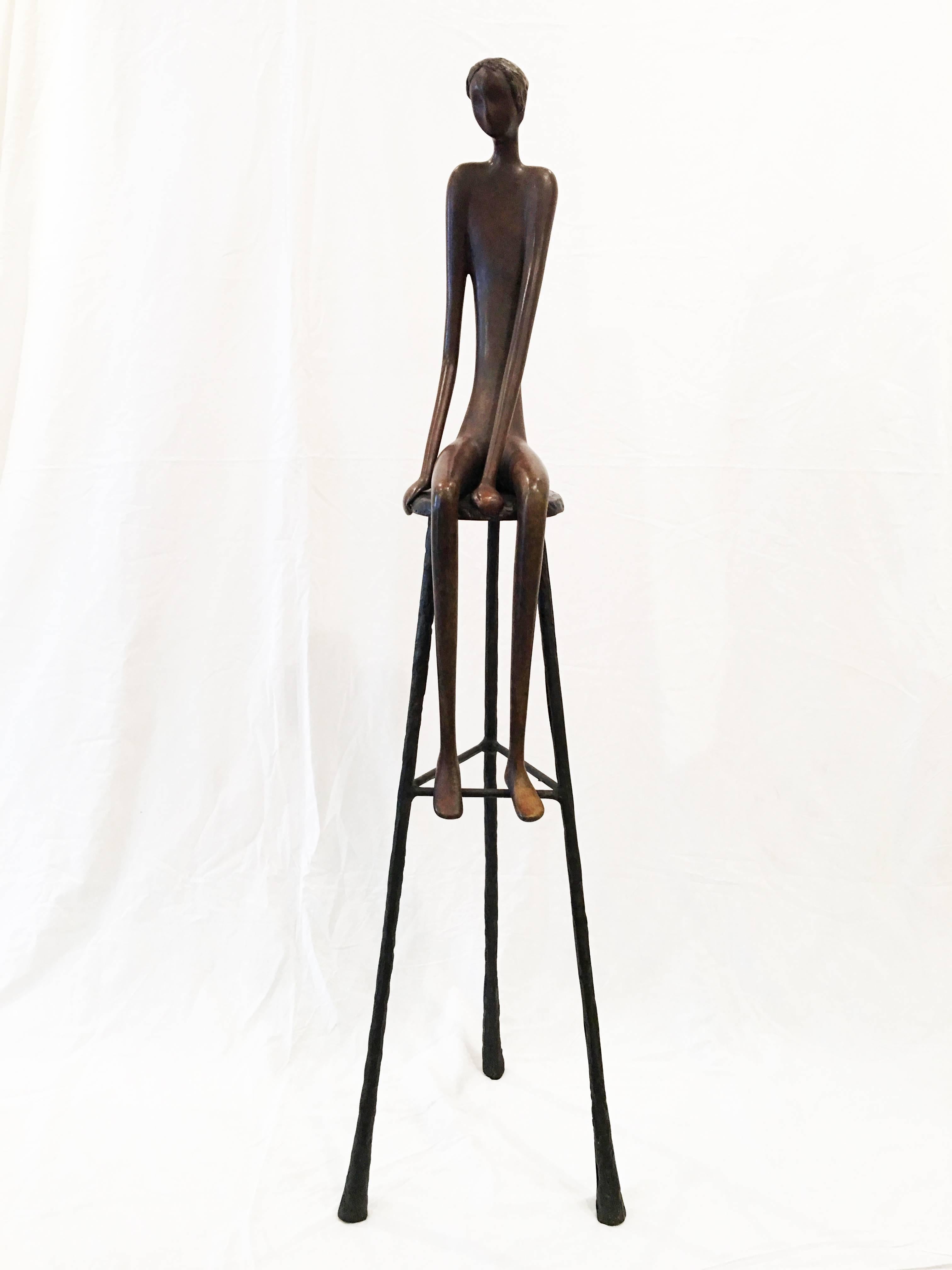 Ruth Bloch Figurative Sculpture – Mann auf Hocker, Bronzeskulptur – Auflage 7 von 25 Stück