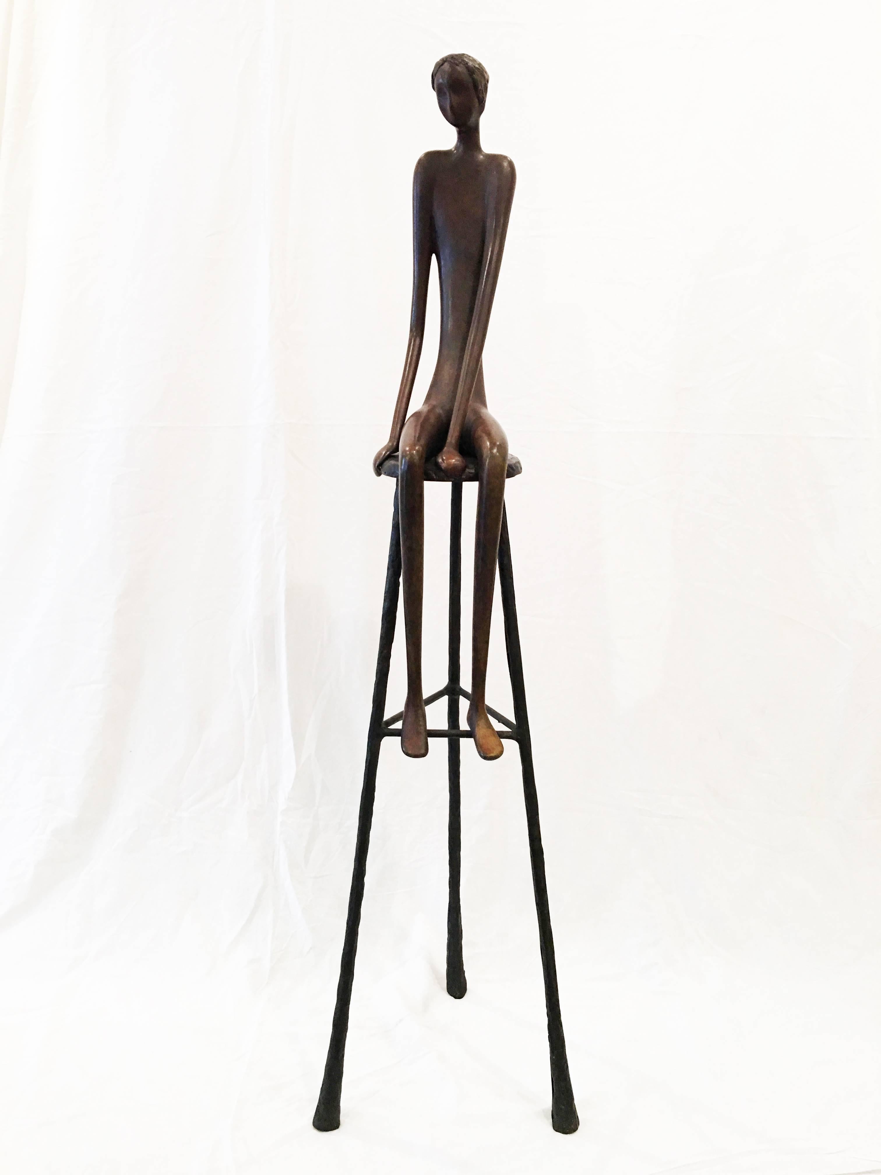 Figurative Sculpture de Ruth Bloch - Hombre sobre taburete, Escultura de bronce - Edición 7 de 25