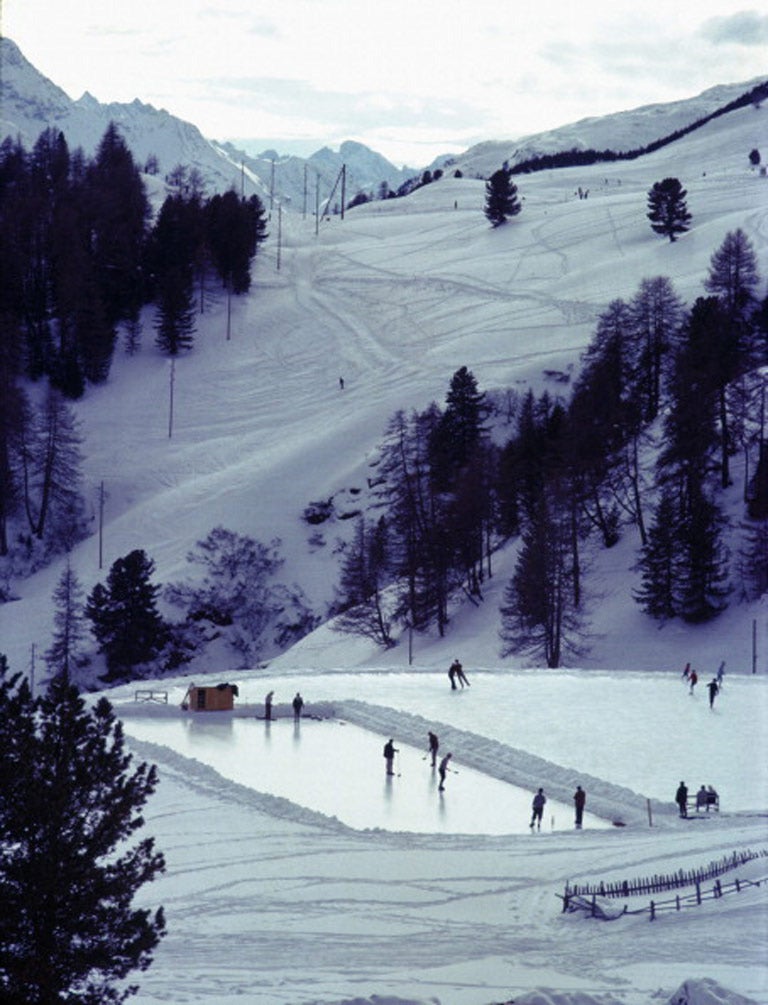 Slim Aarons Color Photograph – Curling At St. Moritz (Ausgabe aus dem Nachlass von Aarons)