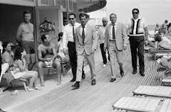 Frank Sinatra und sein Begleiter an Miami Beach