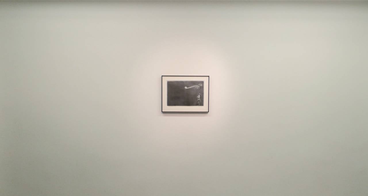 Einrahmter Rahmen (Grau), Interior Art, von Nikos Kanarelis