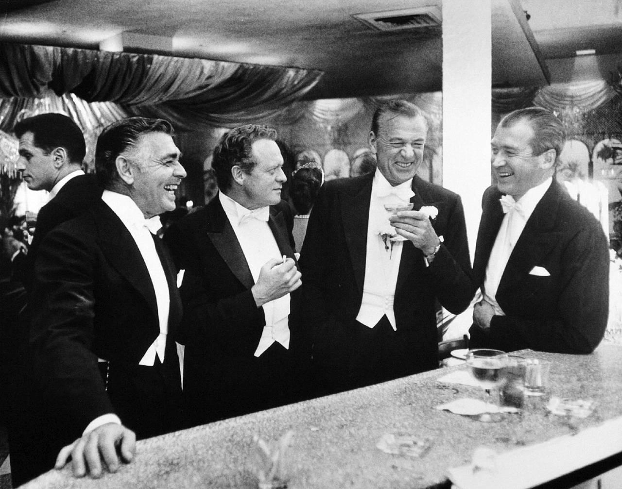 Schlanke Aarons
Kings of Hollywood, 1957, später gedruckt
Silber-Gelatine-Druck
16 x 20 Zoll 
Nachlassauflage von 250 Stück

Die Filmstars (von links nach rechts) Clark Gable (1901 - 1960), Van Heflin (1910 - 1971), Gary Cooper (1901 - 1961) und
