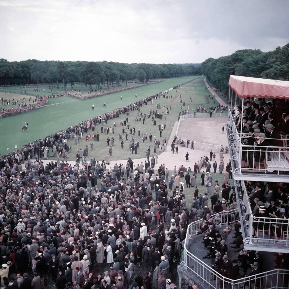 Color Photograph Slim Aarons - Chantilly Racecourse in France (édition de la succession delim Aarons)