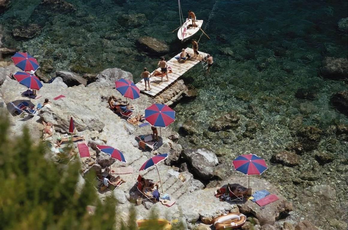 Slim Aarons Color Photograph – Der Strand von Pellicano