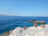 Sonnenbathers auf den Felsen in Spilia, Hydra, Griechenland