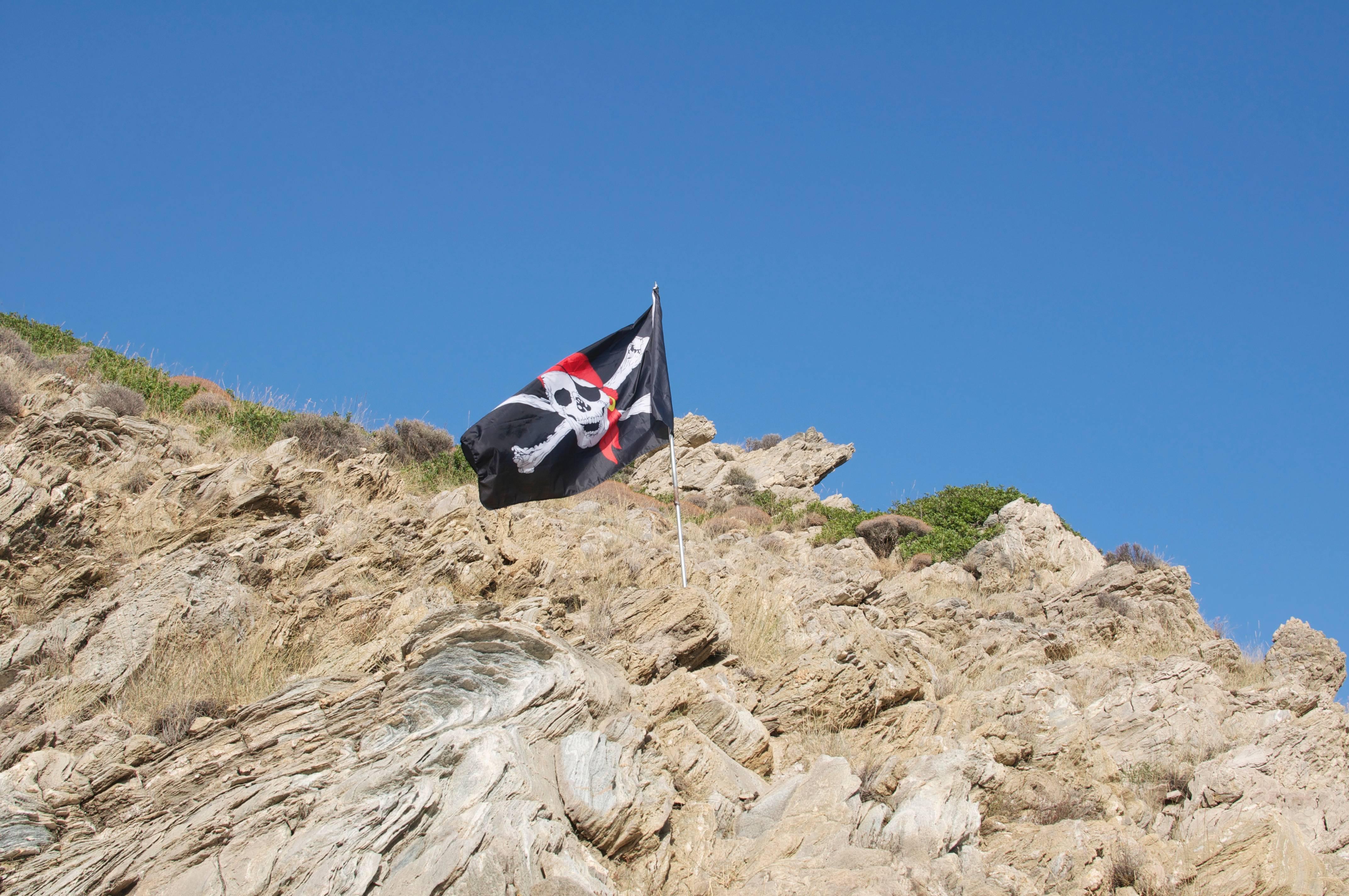 Leandros Pigades Color Photograph – Piratei-Flagge auf dem Hügel
