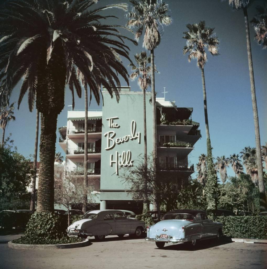 Vor dem Beverly Hills Hotel am Sunset Boulevard in Kalifornien geparkte Autos, 1957.

Nachlassgestempelte und handnummerierte Auflage von 150 Stück mit Echtheitszertifikat des Nachlasses.   

Slim Aarons (1916-2006) arbeitete hauptsächlich für