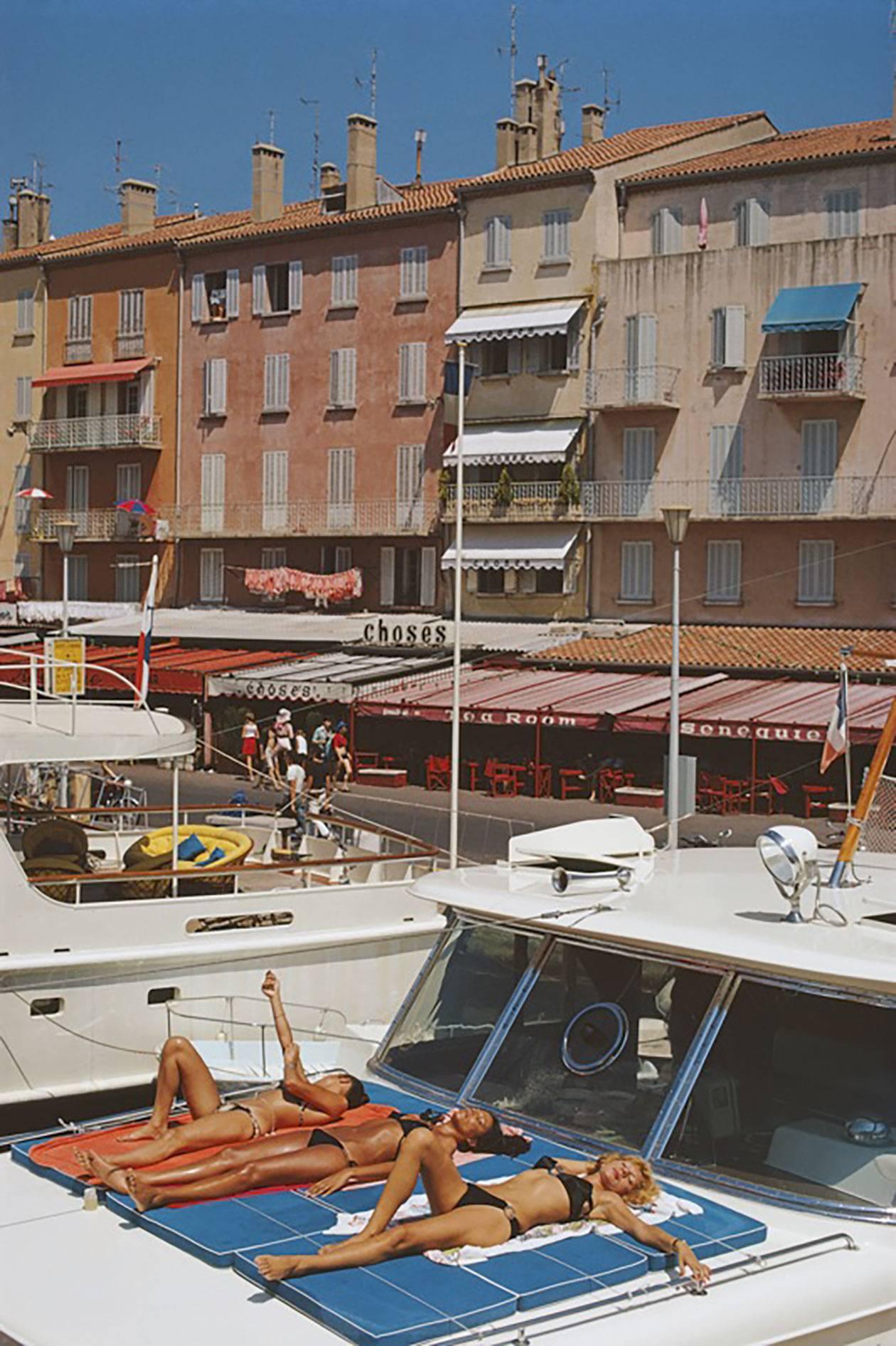 Les baigneurs de Saint-Tropez, 1971 
Tirage chromogène Lambda
Édition de 150 exemplaires numérotés à la main et estampillés par la succession, avec certificat d'authenticité de la succession.

Des vacanciers se prélassent sur le pont de leur yacht