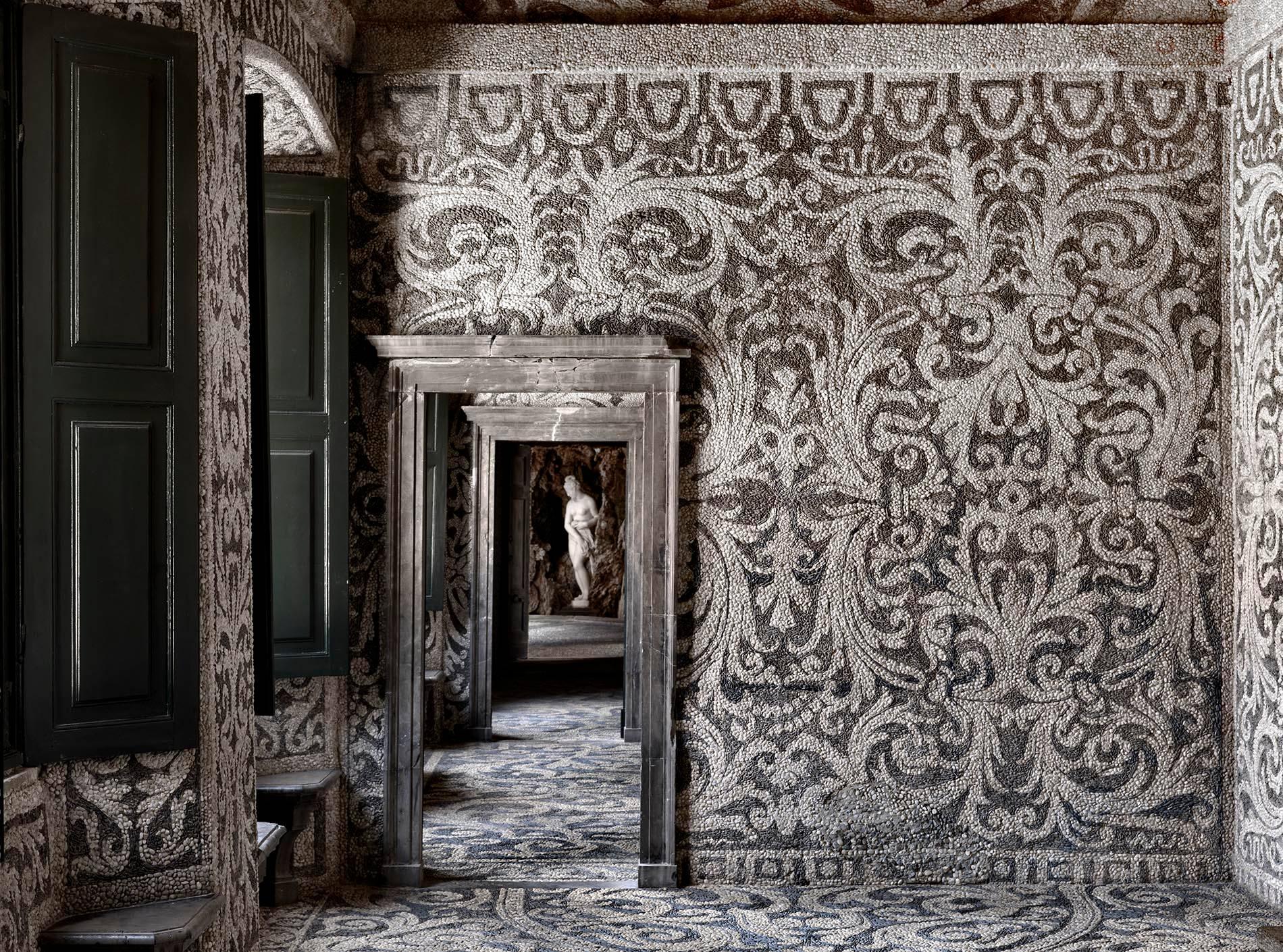Massimo Listri Color Photograph – Giardino e Grotta di Lainate Per Opera