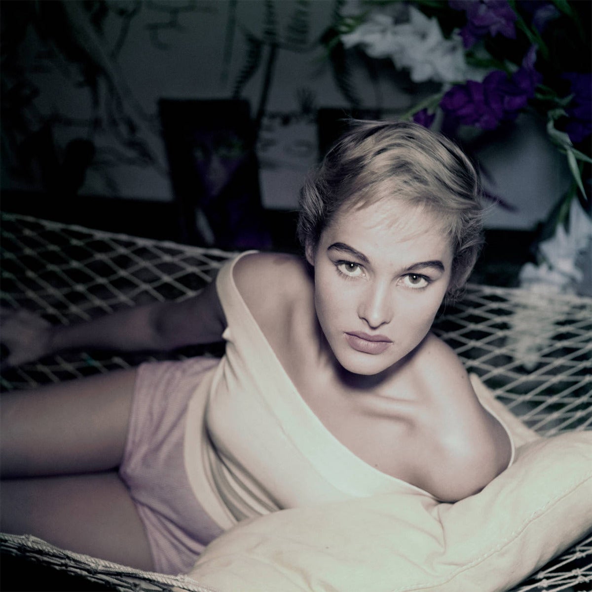 Slim Aarons Figurative Photograph – Ursula Andress (Ausgabe von Aarons Estate)