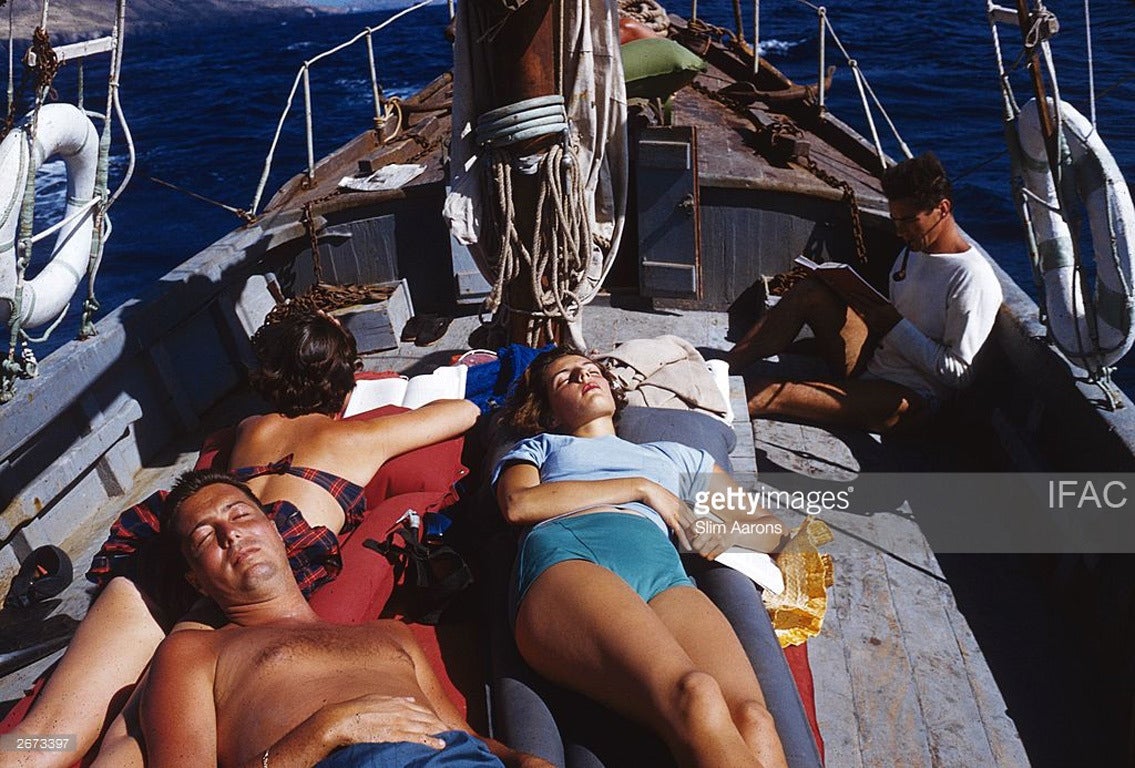 Slim Aarons Figurative Photograph – Good Time Sailors ( Nachlassausgabe von Aarons)