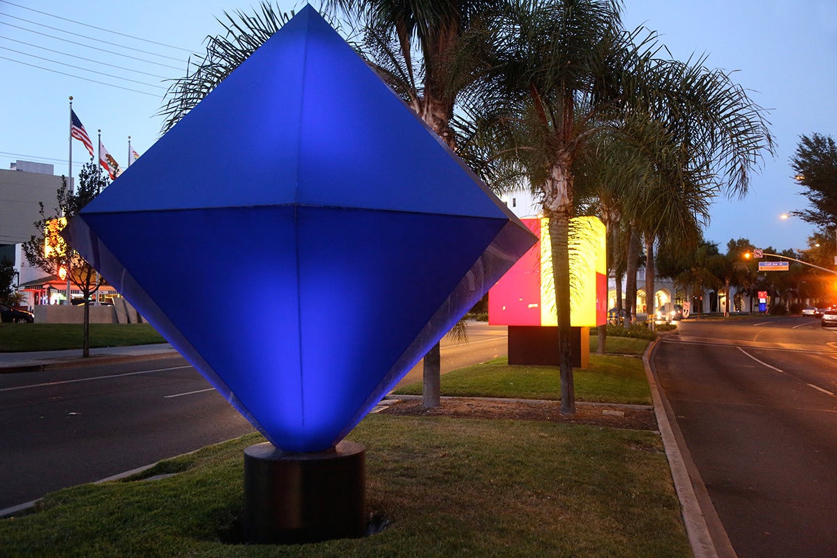 Illumetric: Diamant, 2014
Acryl, Stahl, LED-Beleuchtung
10 x 10 x 11 Fuß (305 x 305 x 335 cm)  
Auflage von 3

Shana Mabari ist eine in Los Angeles lebende Künstlerin, die sich mit den Überschneidungen von Kunst, Wissenschaft und Technologie
