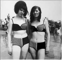 Zwei Mädchen in passenden Badeanzügen:: NYC
