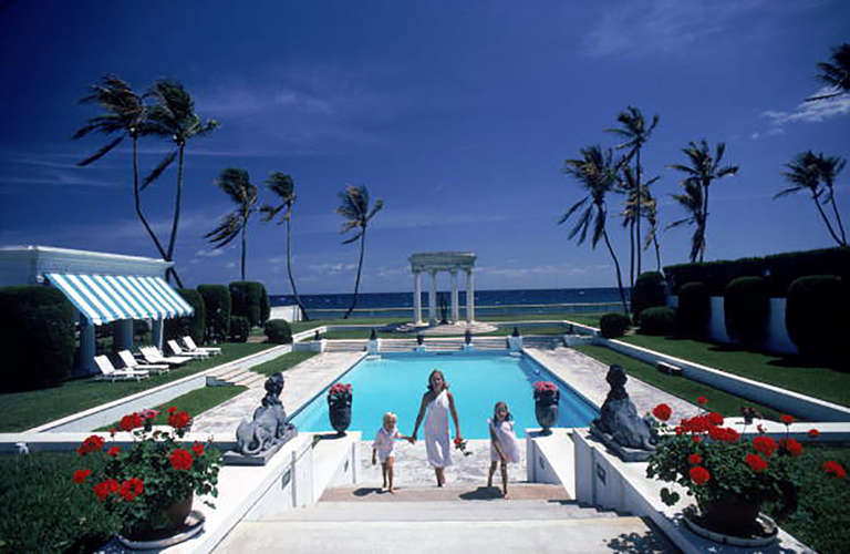 Frau T. Dennie Boardman und ihre Kinder Samuel Jay und Sarah erklimmen die Stufen des Pools im Haus von Boardmans Eltern in Palm Beach, Florida, 1985.

Neoklassischer Pool
1985
C Drucken
Nachlassgestempelte und handnummerierte Auflage 150 mit