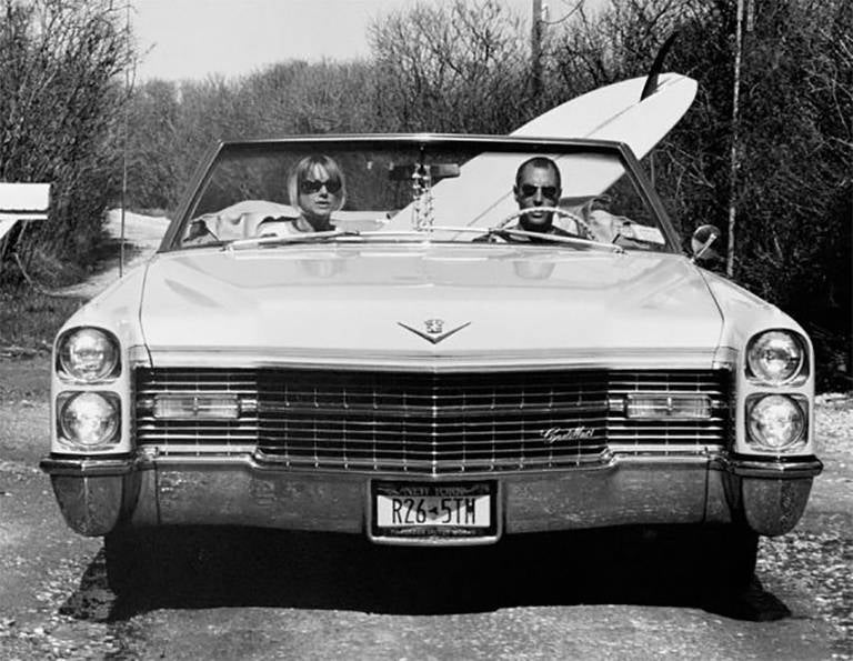 Figurative Photograph Michael Dweck - Dave et Pam dans leur Caddy:: Montauk