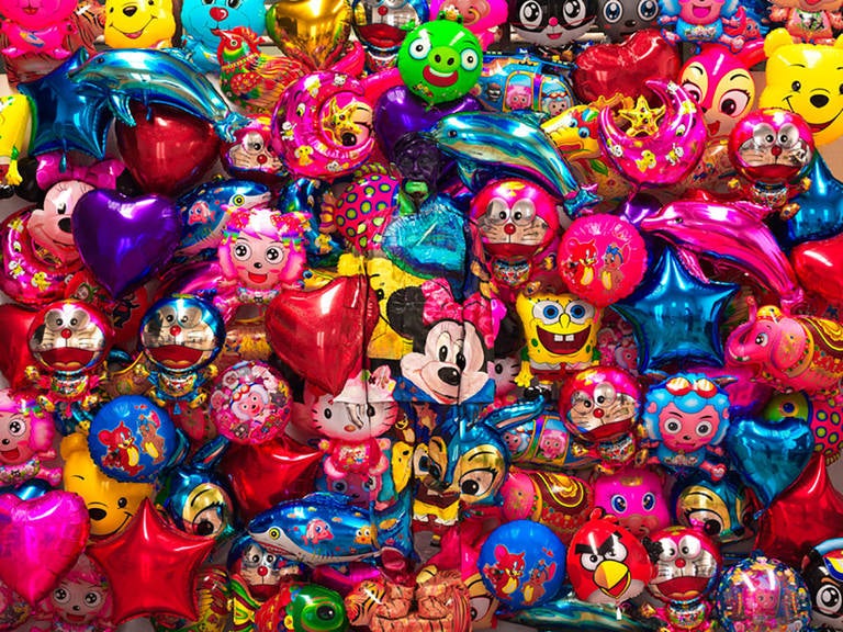 Liu Bolin Color Photograph – Verborgene Objekte in der Stadt – Ballons