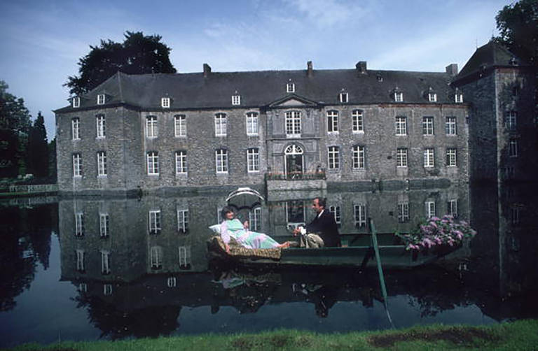 1980, Jean und Christiane de Montpellier d'Annevoie schwimmen über den Wassergraben ihres Hauses in Annevoie, Belgien.

Nachlassgestempelte und handnummerierte Auflage von 150 Stück mit Echtheitszertifikat des Nachlasses.   

Slim Aarons (1916-2006)