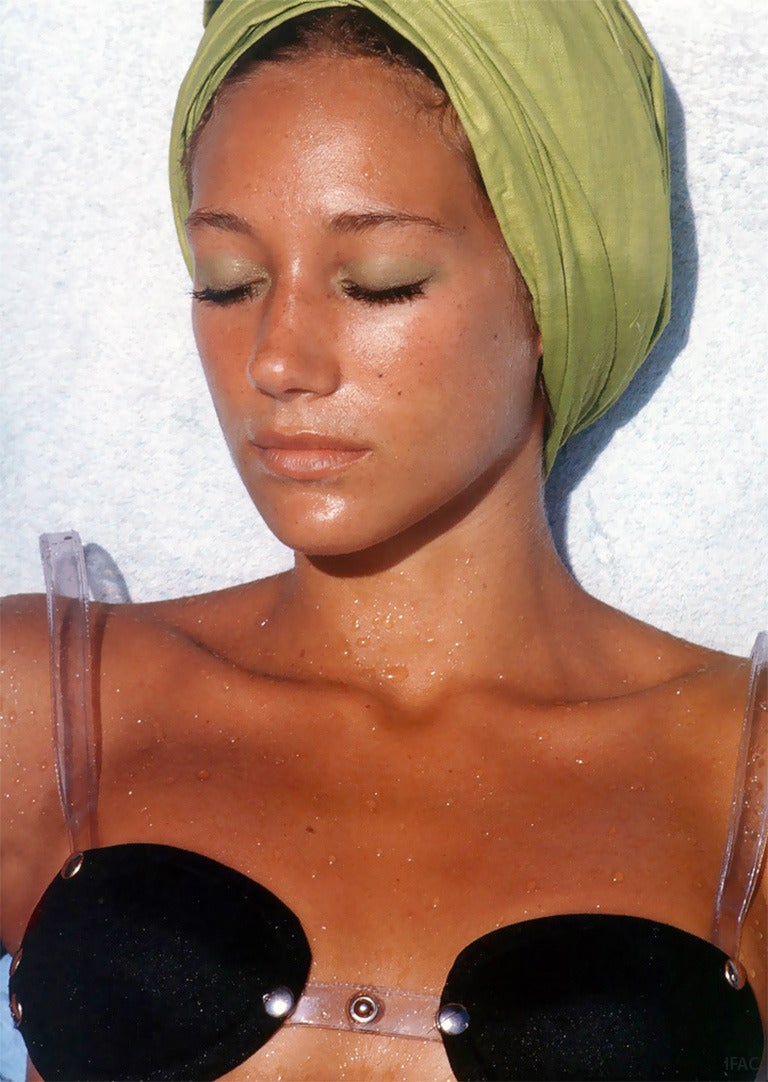 Color Photograph Slim Aarons - Sunbathing in Capri (Édition de la succession d'Aarons)