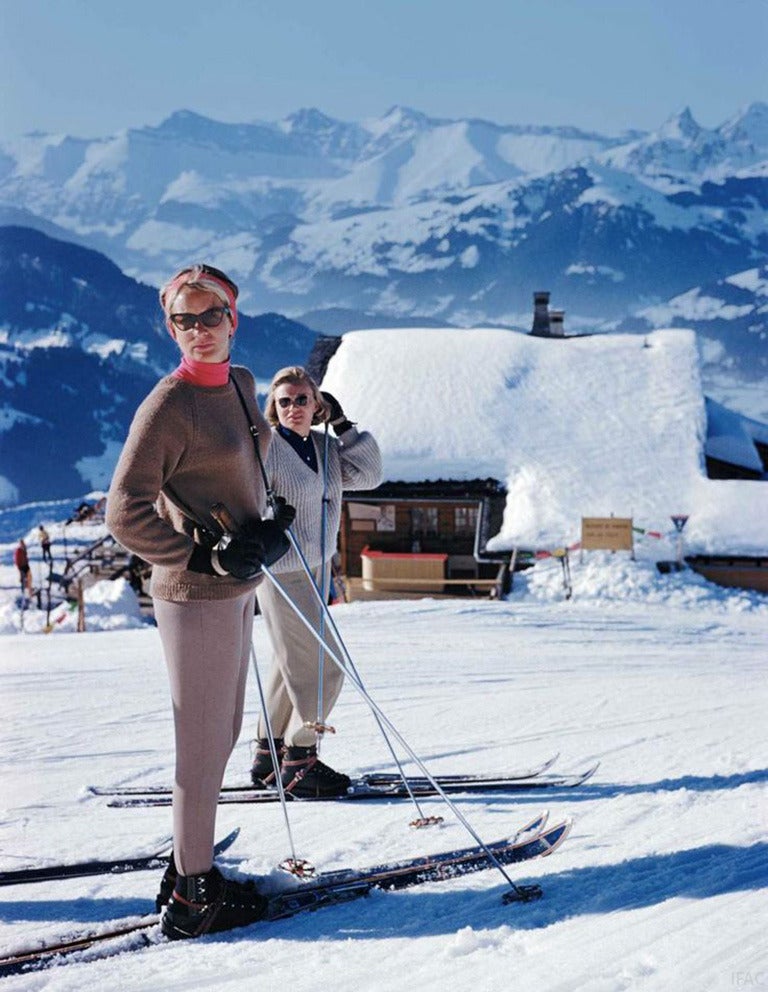 Slim Aarons Color Photograph - Skiers at Gstaad (Aarons Estate Edition)