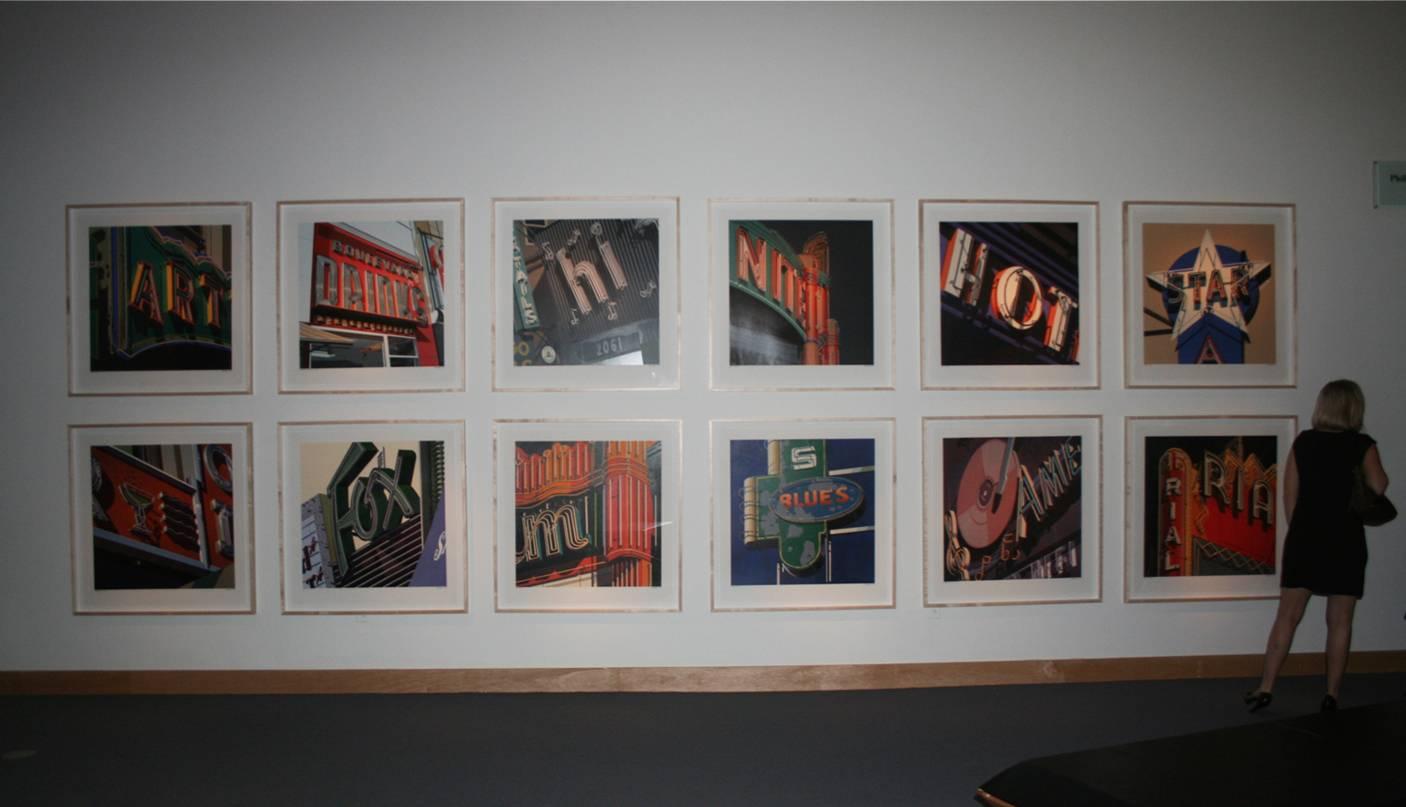 Kunst, aus dem Portfolio von American Signs (Schwarz), Print, von Robert Cottingham