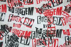 Fucked By the System (Schwarz und Rot)