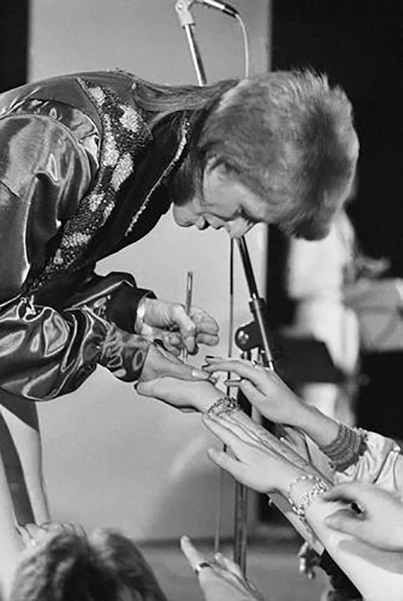 Traje de escena de David Bowie (Ziggy Stardust) - Black and White Photograph Negro de Terry O'Neill