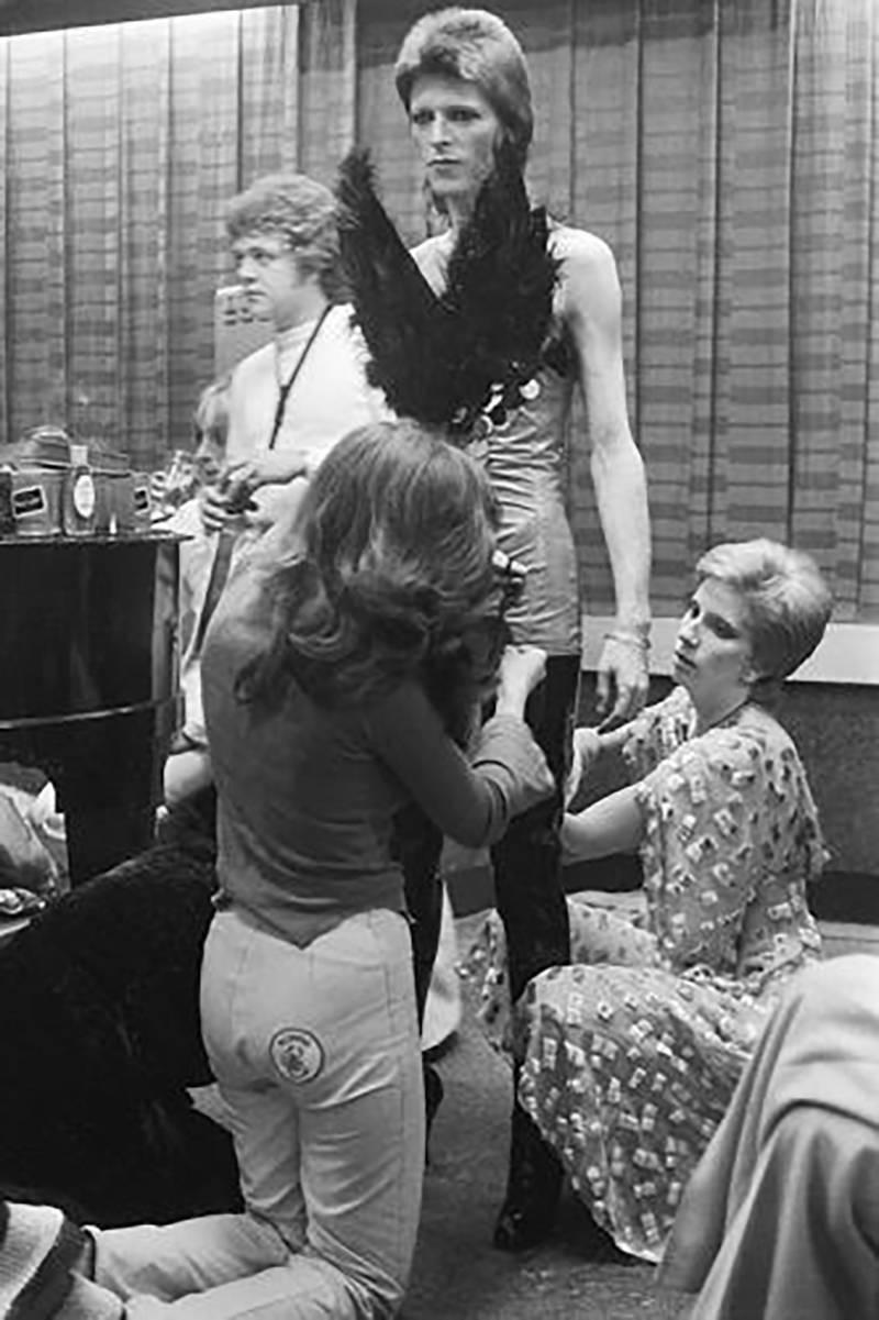 Traje de escena de David Bowie (Ziggy Stardust) - Photograph Moderno de Terry O'Neill