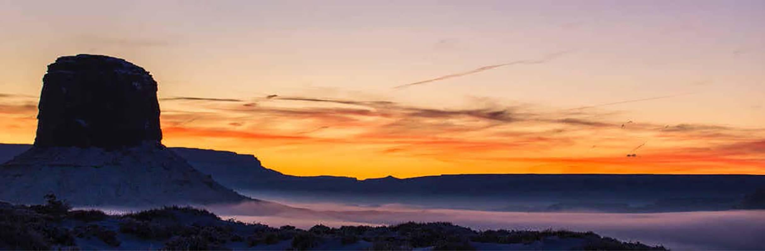 Un interludio a la caída de la noche - Landscape Photograph Gris de Andrew Erdos
