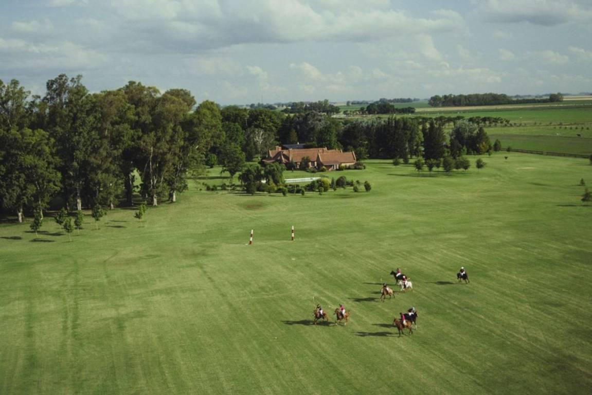 Slim Aarons Landscape Photograph – Polo-Match, Argentinien