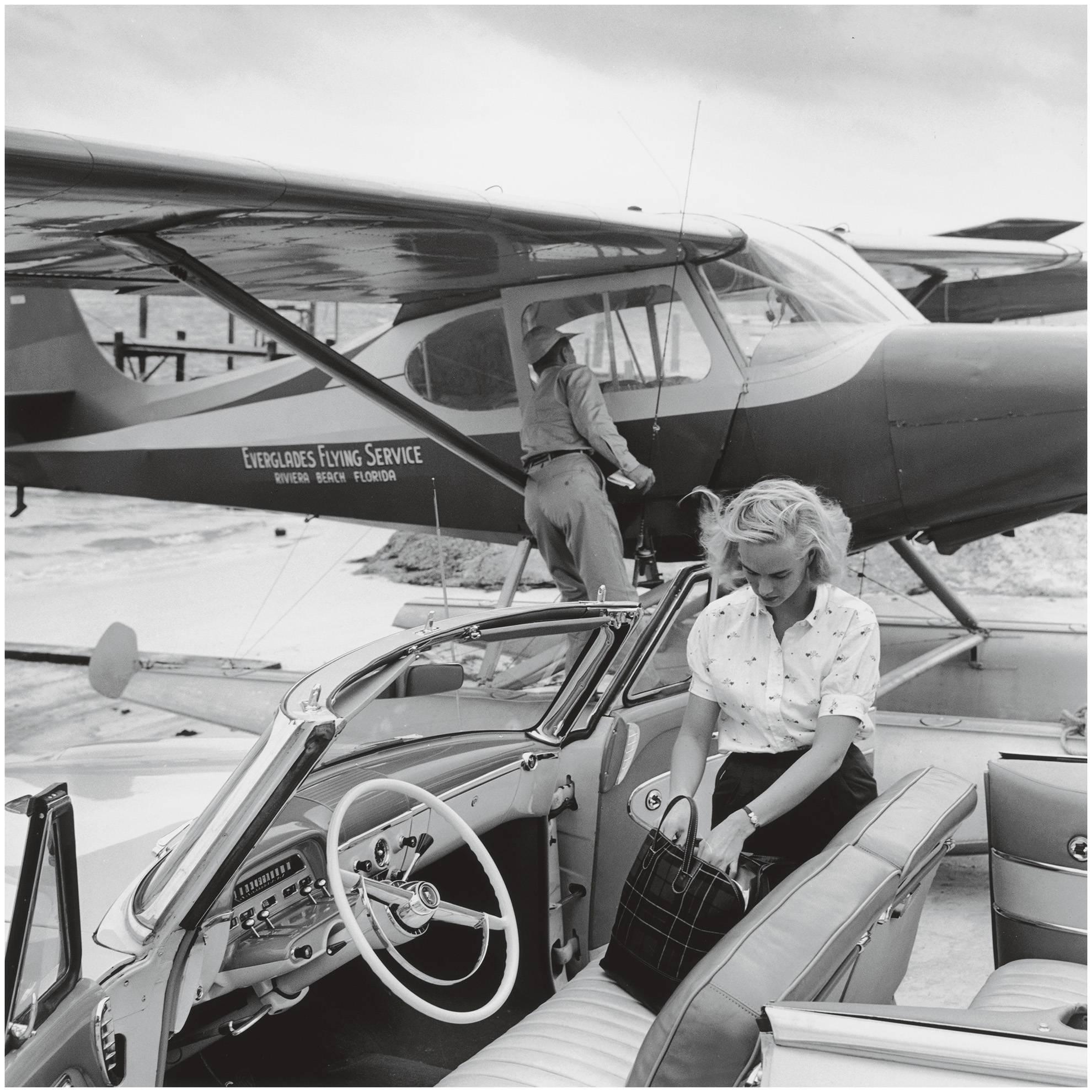 Pulitzer en la playa - Photograph Moderno de Slim Aarons
