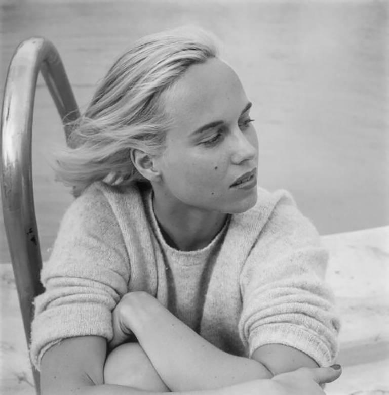Pulitzer en la playa - Black and White Photograph Gris de Slim Aarons