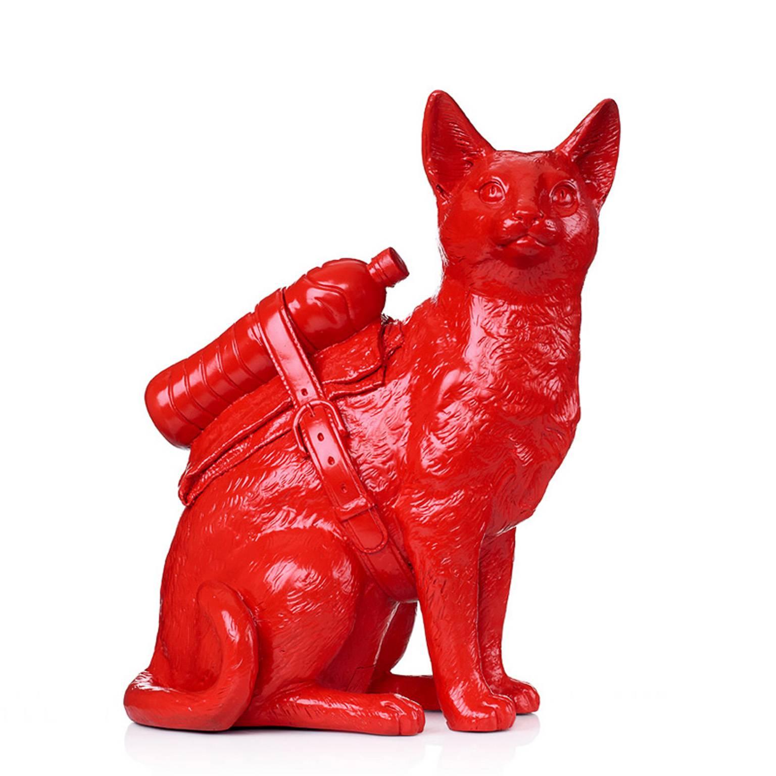 Figurative Sculpture William Sweetlove - Chat clouté avec bouteille pour animaux.
