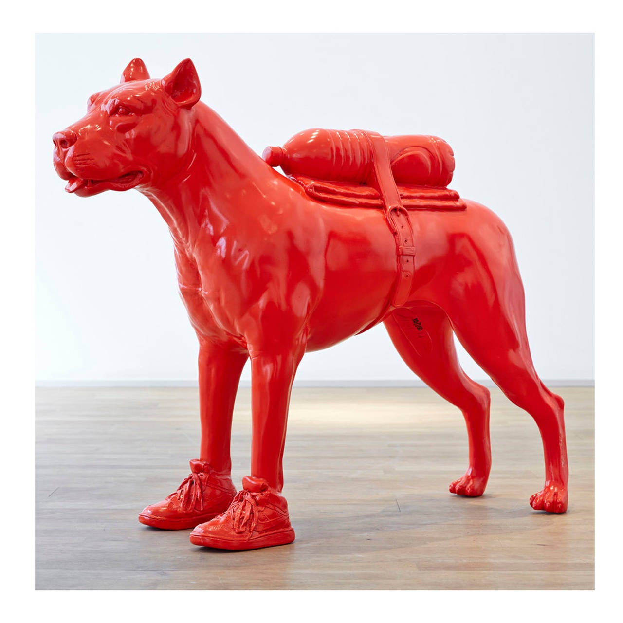 Dogo Argentino mit Hundeflasche, beleuchtet. – Sculpture von William Sweetlove