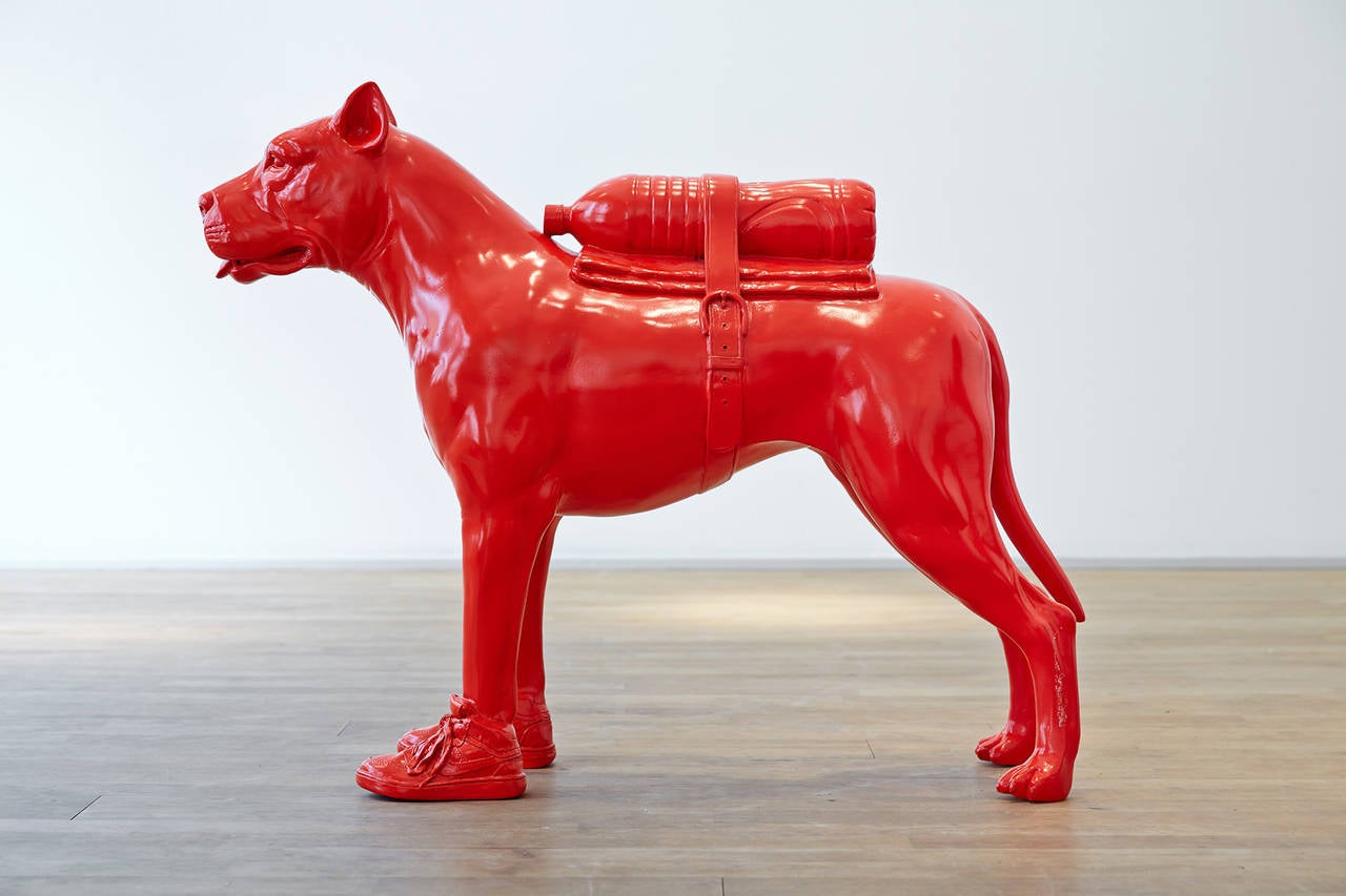Dogo Argentino mit Hundeflasche, beleuchtet. (Pop-Art), Sculpture, von William Sweetlove