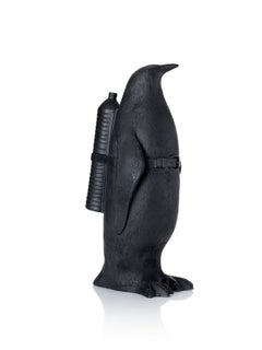Petit pingouin clouté avec bouteille d'eau.